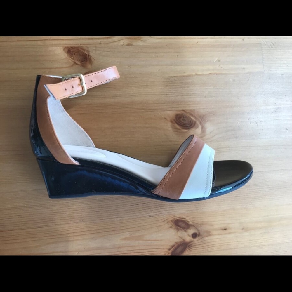 New summer sandals in size 8.